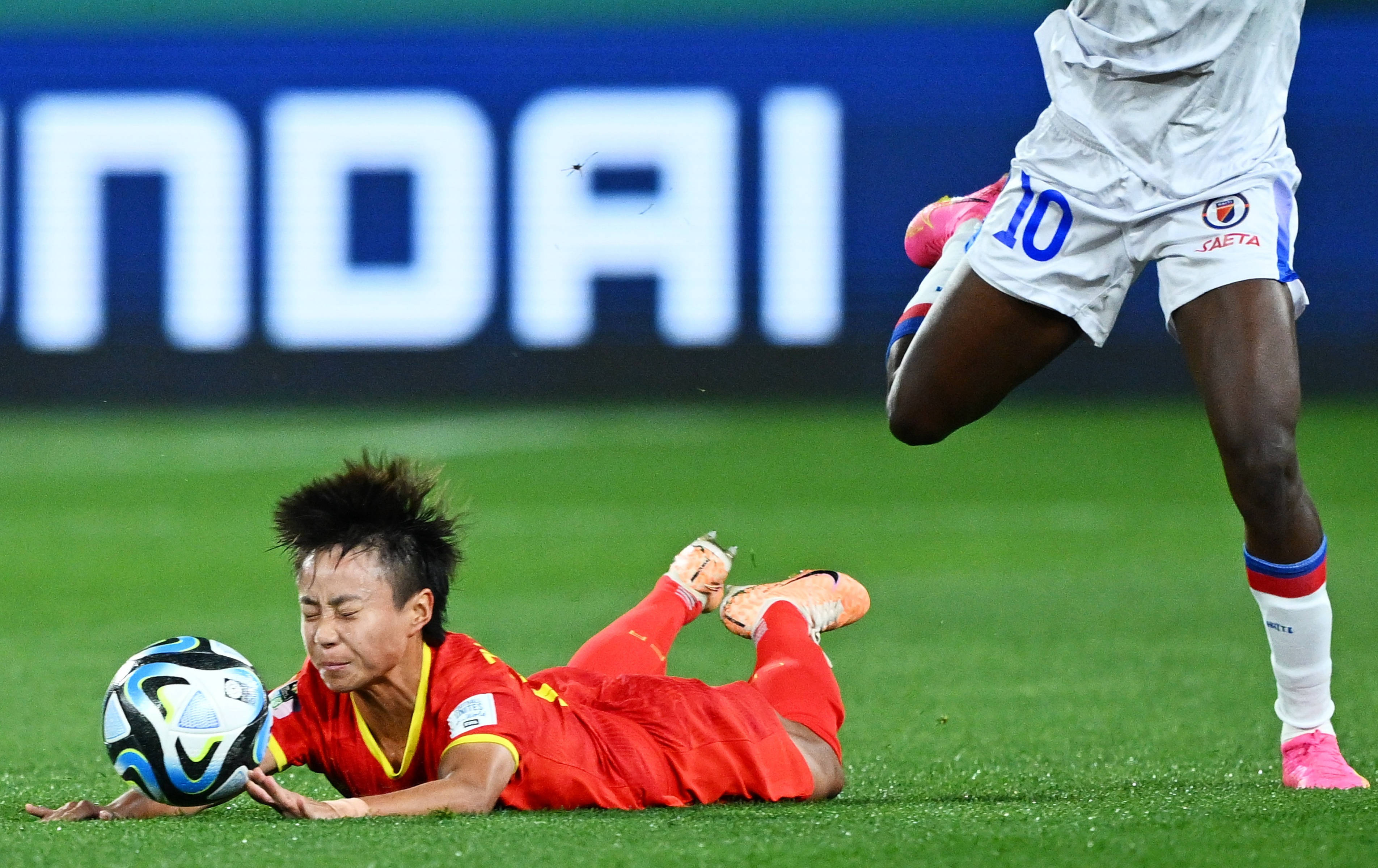 关于女足运动员表现亮眼，赛场上燃烧激情的信息